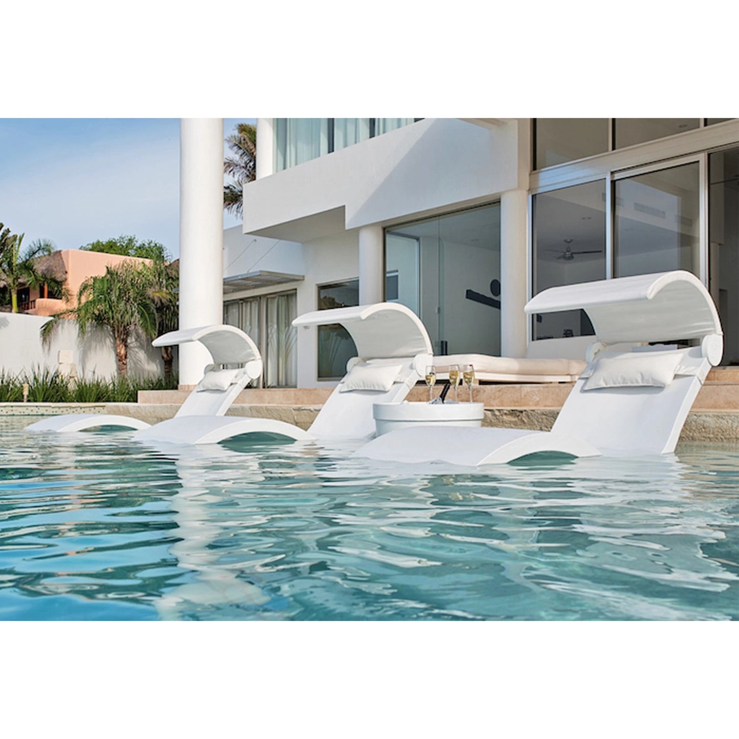 Ledge Lounger Signature Ice Basin Table