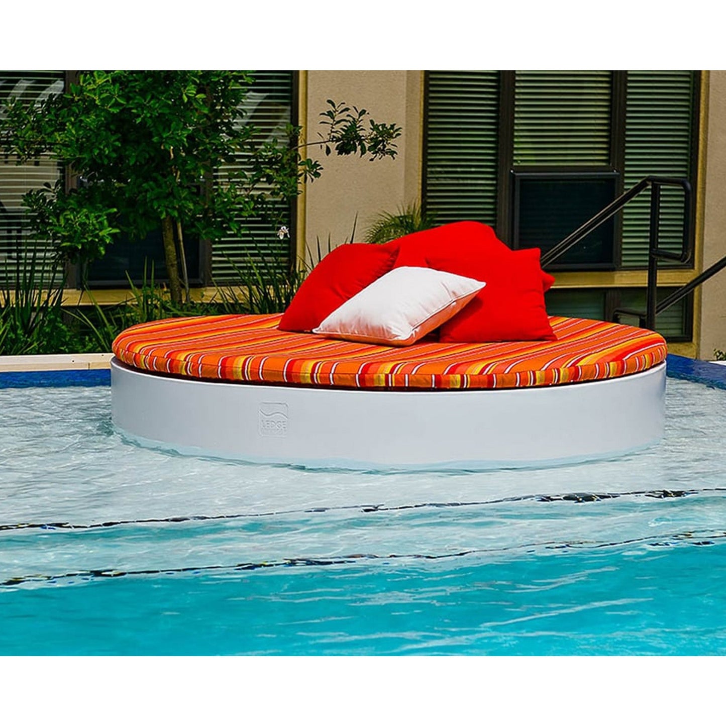 Ledge Lounger Signature Round Sunbed (w/ Umbrella Hole)