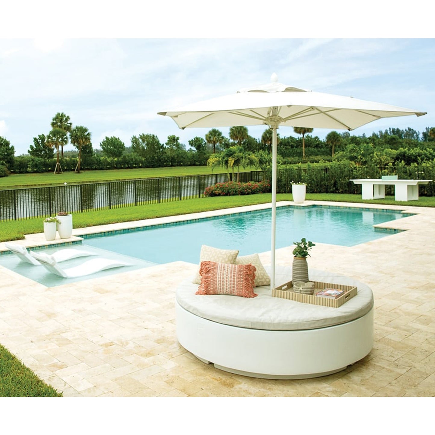 Ledge Lounger Signature Round Sunbed